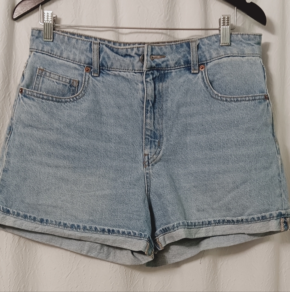 H & M Classic High Rise Washed Denim Shorts Size 8